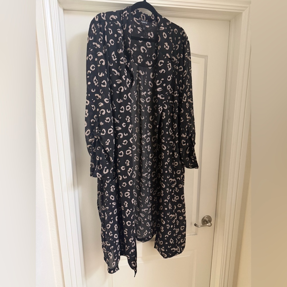Torrid Black and Pink Leopard kimono